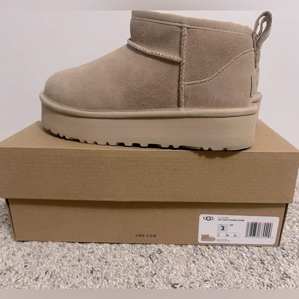 Ugg kids ultra mini platform boot in sand!